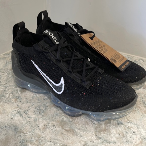 Nike Shoes - NIKE AIR VAPORMAX FLYKNIT- new with tags. Women S8. FAST SHIPPING!!!
